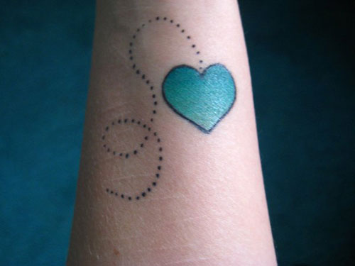 Tatouage coeur au poignet : signification, photos et astuces