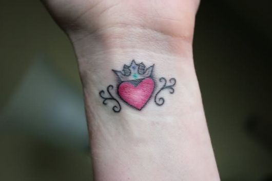 Tatuaje de corazón en la muñeca: significado, fotos y consejos