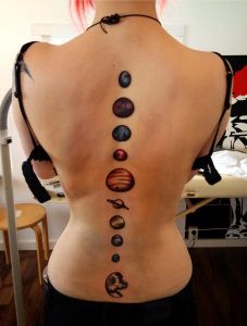 Tatuaggio pianeta: cosa significa? 80 magnifiche ispirazioni!