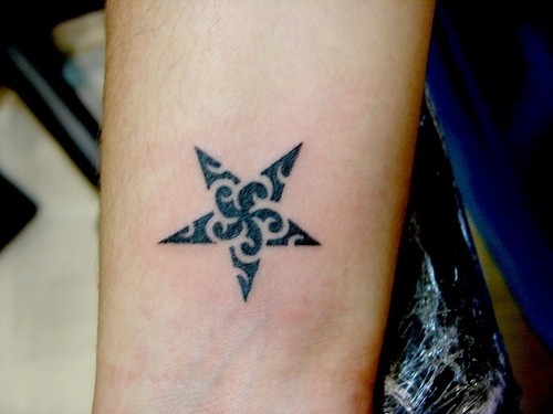 Imágenes y significados del tatuaje de 45 estrellas
