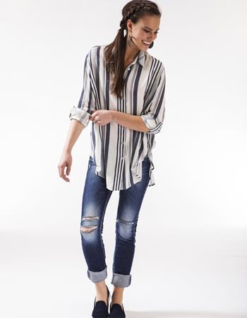 Camicia oversize da donna: modelli, consigli e trucchi per indossarla