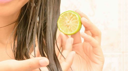 Comment utiliser le citron dans les cheveux – 3 façons différentes et efficaces !