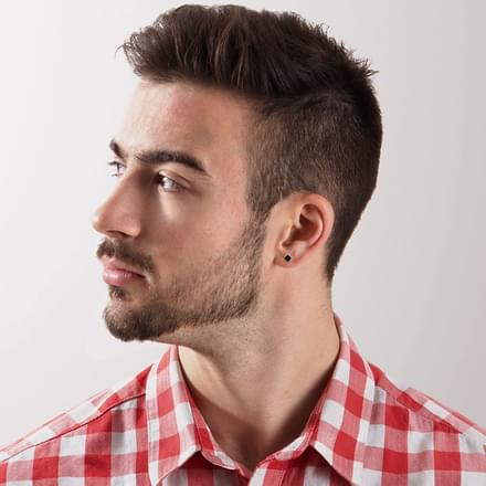 Boucle d'oreille noire pour homme – 50 modèles les plus utilisés et de précieux conseils !