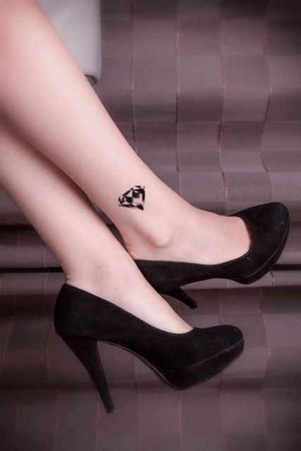 Diamond tattoo: significati, modelli e 77 bellissimi tatuaggi!