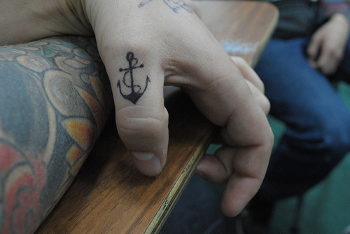 Tatuaje de ancla: ¡significados principales y 80 inspiraciones increíbles!