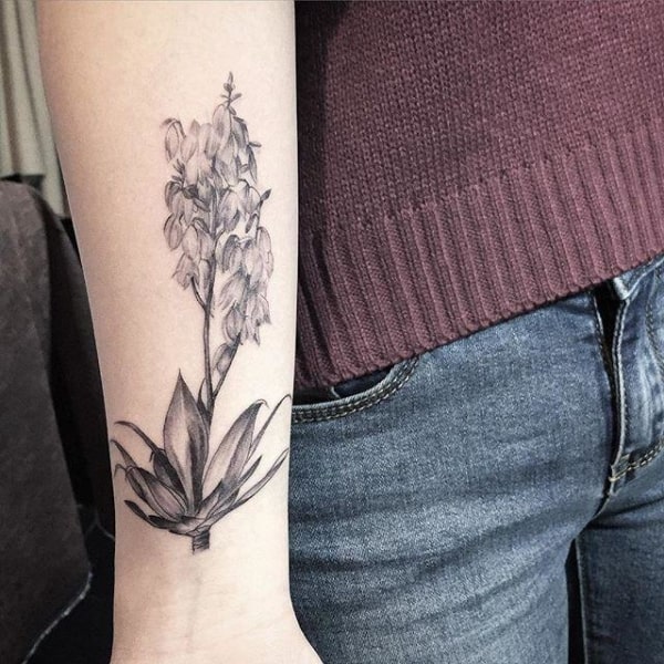 Fiore tatuaggio sul braccio – 65 Idee per lasciarsi ispirare e innamorarsi!
