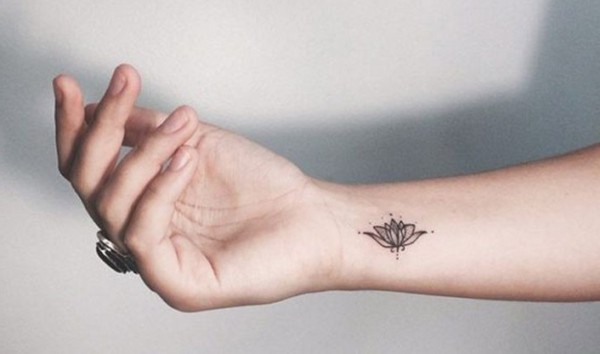 Fiore tatuaggio sul braccio – 65 Idee per lasciarsi ispirare e innamorarsi!