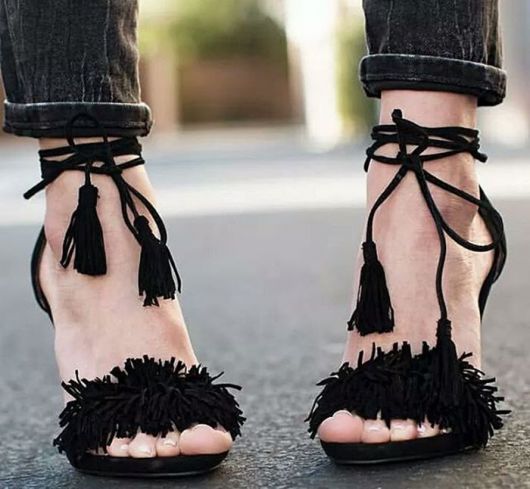 Sandalias con flecos: ¡cómo lucir bella con ellas!