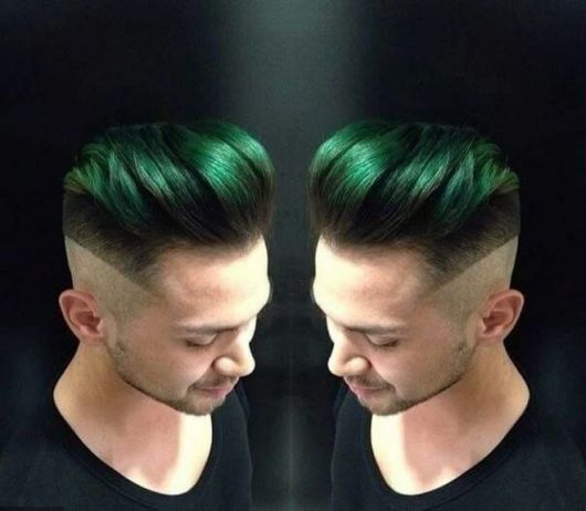 Cheveux verts pour hommes : 20 idées élégantes et comment les teindre maintenant !