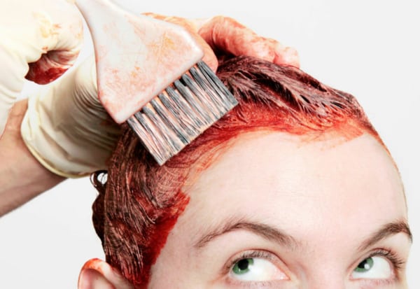 Come rimuovere le macchie di tintura per capelli