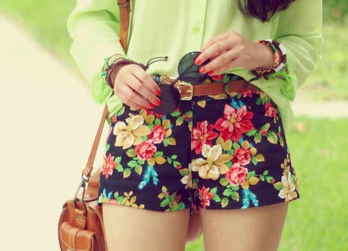 Looks con pantalones cortos floreados: ¡20 consejos para lucir el estampado floral!