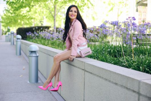 Looks avec une veste rose – 25 belles inspirations et comment la porter !